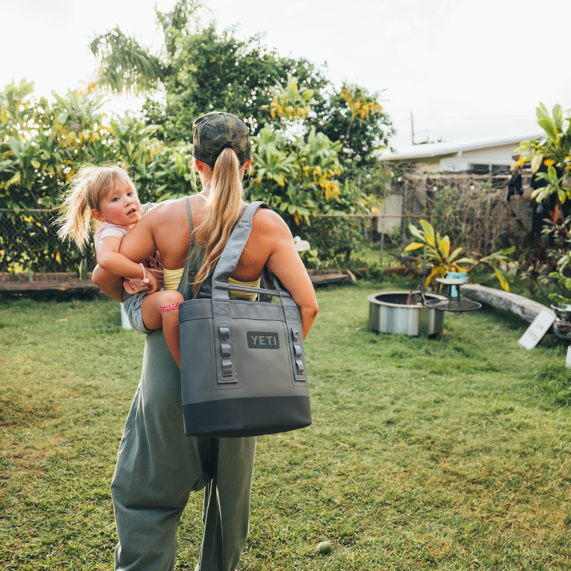 Camino 20 Tote Bag Carryall in garden